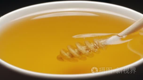 蜂蜜滴在一个碗里装满了蜂蜜视频