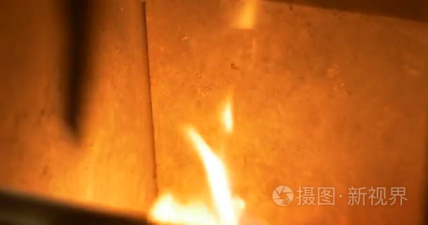 木柴在方形金属炼炉中燃烧下视频