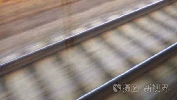 在铁路轨道上从火车窗口视图视频