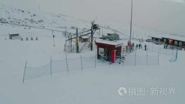 滑雪缆车上冬季度假胜地飞越