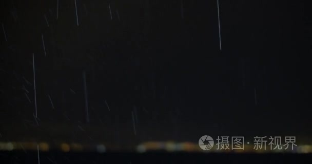 雨和遥远的夜晚城市的灯光