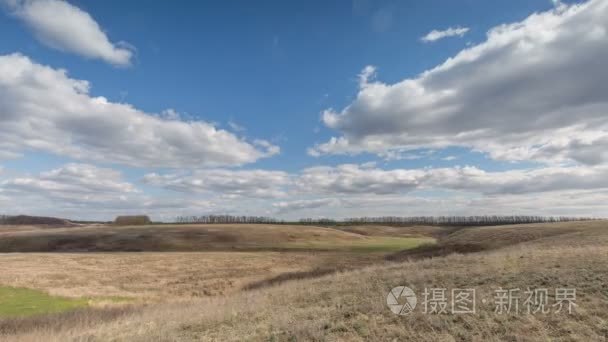 俄罗斯，游戏中时光倒流。冬小麦在早春在广阔的大草原的老爷子的田地上空的云块的运动