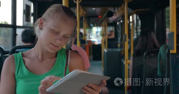 娱乐用垫在巴士的年轻女子骑视频