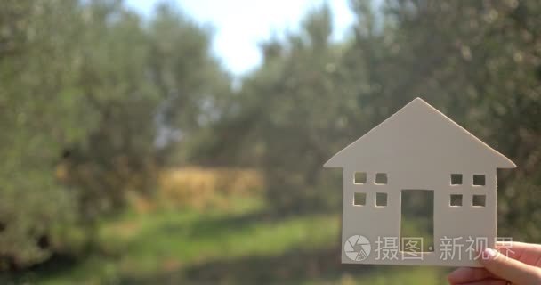 房子在手上自然背景视频