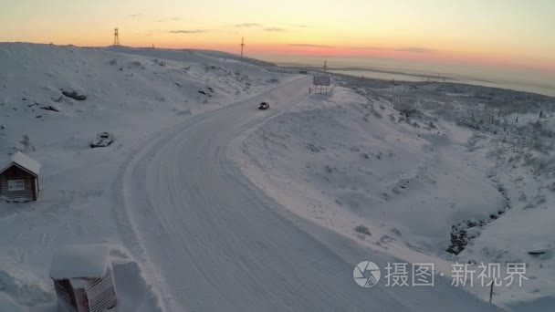 鸟瞰的汽车驾驶雪道及漂流视频