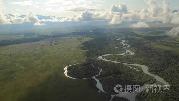 通过与美丽的风景景色山云飞行视频