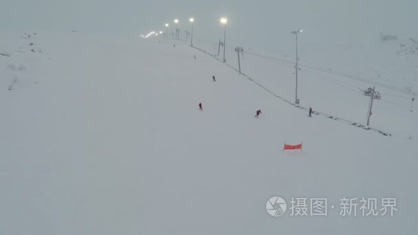 滑雪和滑雪板爱好者飞越视频