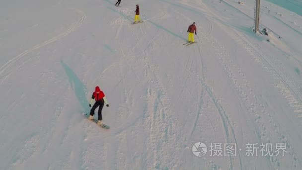 滑雪和滑雪板爱好者的鸟瞰图