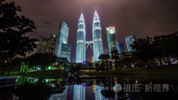 美丽的夜晚光塔查看从马来西亚吉隆坡 4 k 时间流逝