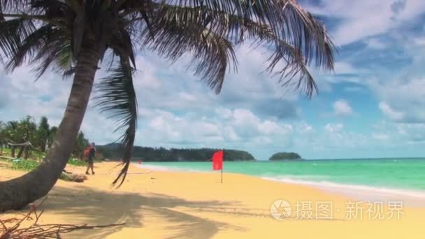 热带海滩与红旗视频