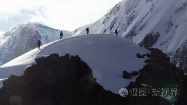 在山的雪坡上的登山者上升视频