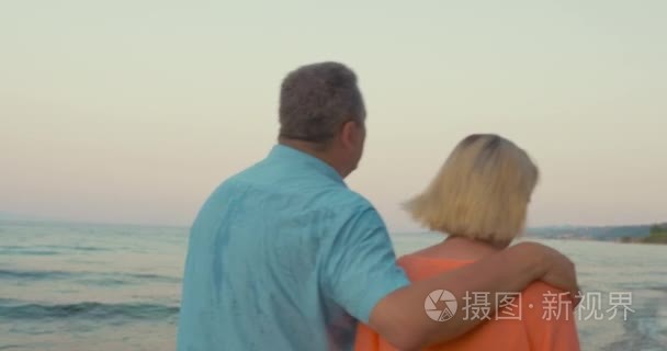 安静的夜晚在海边郊游