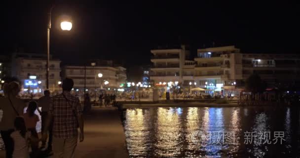 晚上在码头上行走的人视频
