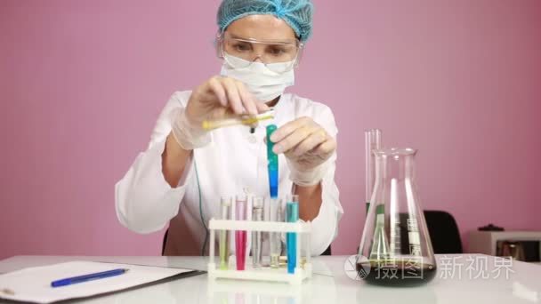 女化学家比较试管与化学品。防护眼镜