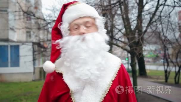 圣诞老人在大街上视频