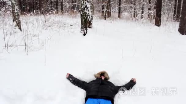 在森林里的雪天使视频