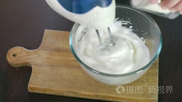 同时混合甜奶油加糖。烘焙配料。厨房设备