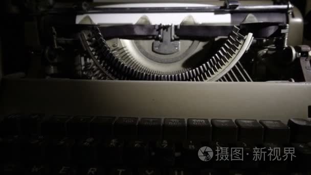 老黑的老式打字机