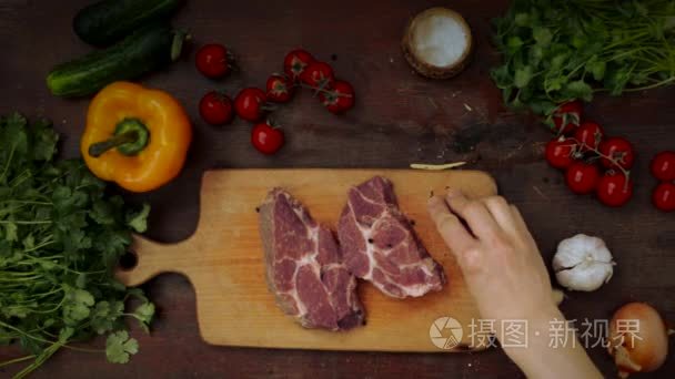 厨师调味肉牛排视频