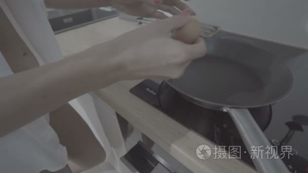 煮鸡蛋的女人视频