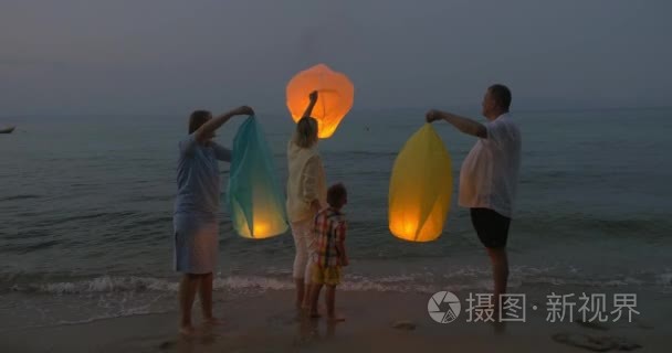 家庭飞孔明灯在海滩上视频