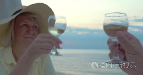 情侣在海滩餐厅酒敬酒视频