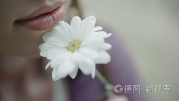 女主角白花靠近她的脸视频