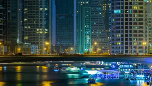 到了晚上，阿联酋在迪拜码头游戏中时光倒流长廊