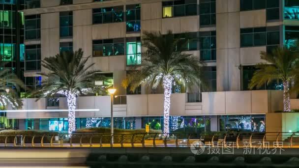 到了晚上，阿联酋在迪拜码头游戏中时光倒流长廊