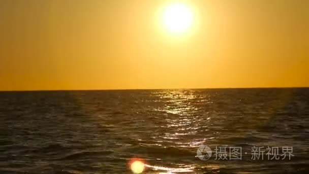 橘黄色的夕阳海上光与波视频