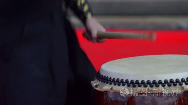 日本艺术家在传统太鼓鼓上玩视频