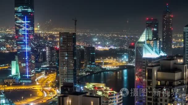 现代化的大城市在晚上间隔拍摄风景鸟瞰图。阿拉伯联合酋长国的迪拜商业湾