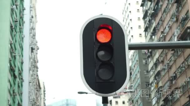 街道交通红灯与城市高楼背景视频