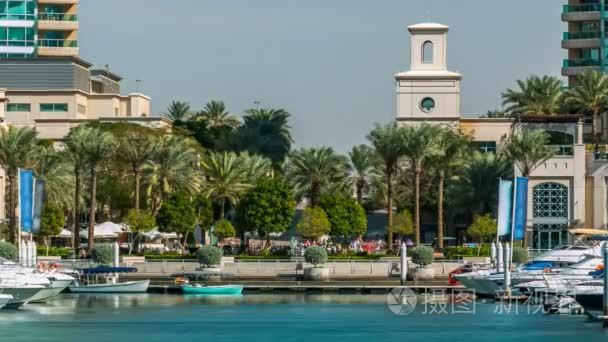 喷泉和手掌游戏中时光倒流在滨海步行，在一天时间。迪拜，阿拉伯联合酋长国
