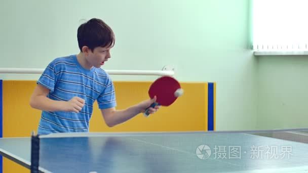 男孩玩视频乒乓球运动的青少年视频
