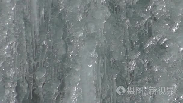水流通过冻结瀑布冰柱视频