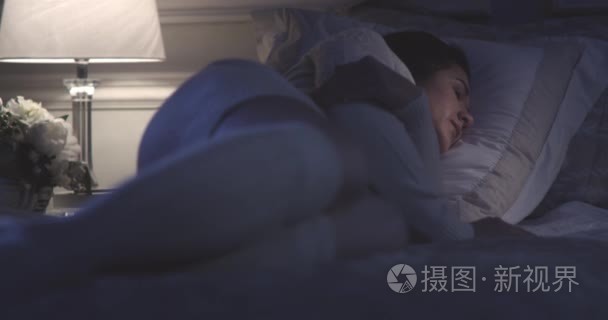 抑郁症的妇女躺在床上视频