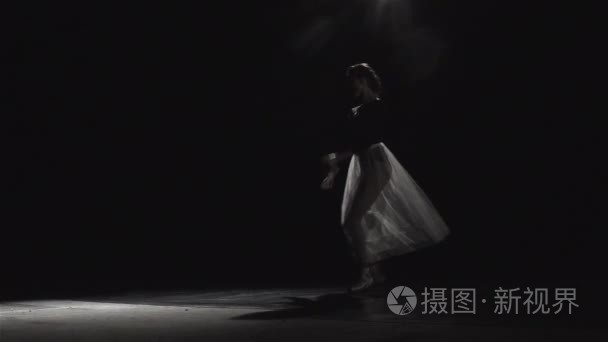 芭蕾舞演员在舞台表演上视频