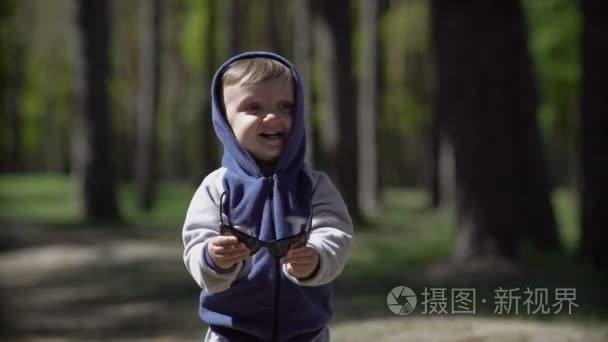 儿童戴墨镜在春天公园里视频