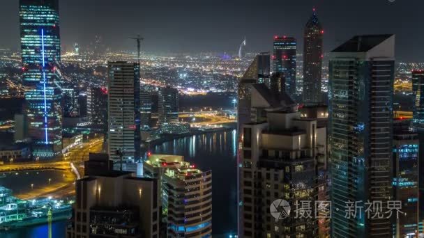 现代化的大城市在晚上间隔拍摄风景鸟瞰图。阿拉伯联合酋长国的迪拜商业湾