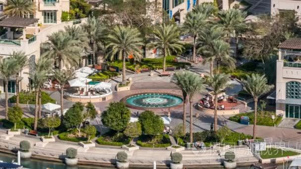 喷泉和手掌游戏中时光倒流在滨海步行，在一天时间。迪拜，阿拉伯联合酋长国