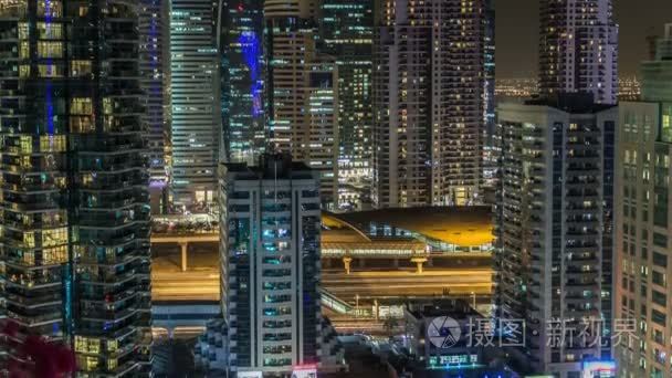 在晚上游戏中时光倒流的迪拜，阿拉伯联合酋长国迪拜的美丽空中顶视图