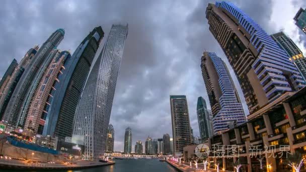 迪拜码头塔和运河在迪拜天晚上游戏中时光倒流到视图