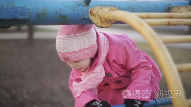 小女孩在儿童游乐场视频