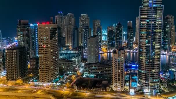 在晚上游戏中时光倒流的迪拜，阿拉伯联合酋长国迪拜的美丽空中顶视图