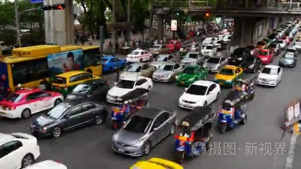 在城市中心的交通堵塞视频