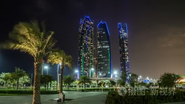 著名的塔建筑在阿布扎比夜游戏中时光倒流 hyperlapse