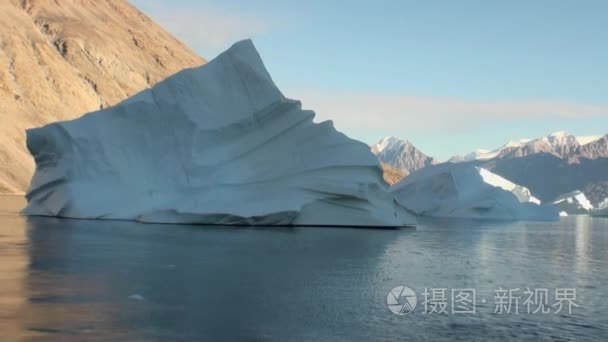 海上仙山和反映水的大冰山视频