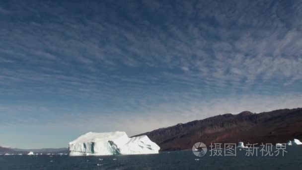 海上仙山和反映水的大冰山视频