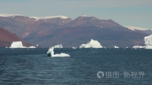 海上仙山和反映水的大冰山视频